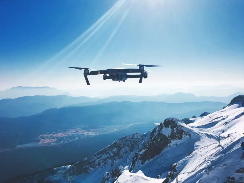 Drone au-dessus des montagnes