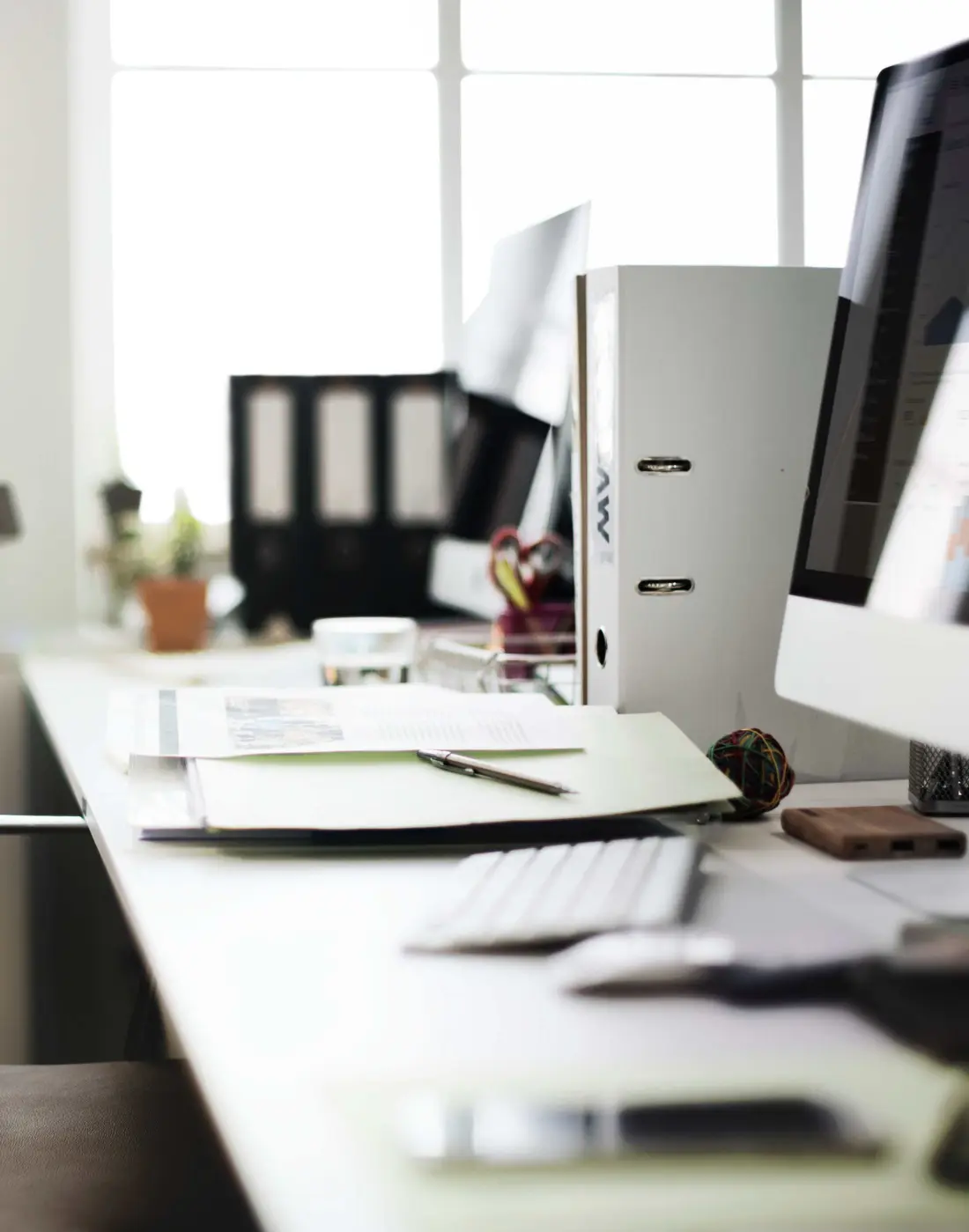 Bureau avec ordinateur et classeurs
