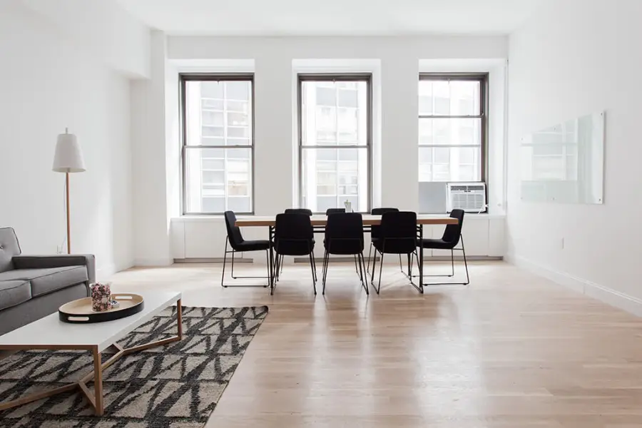 Intérieur lumineux avec grande table