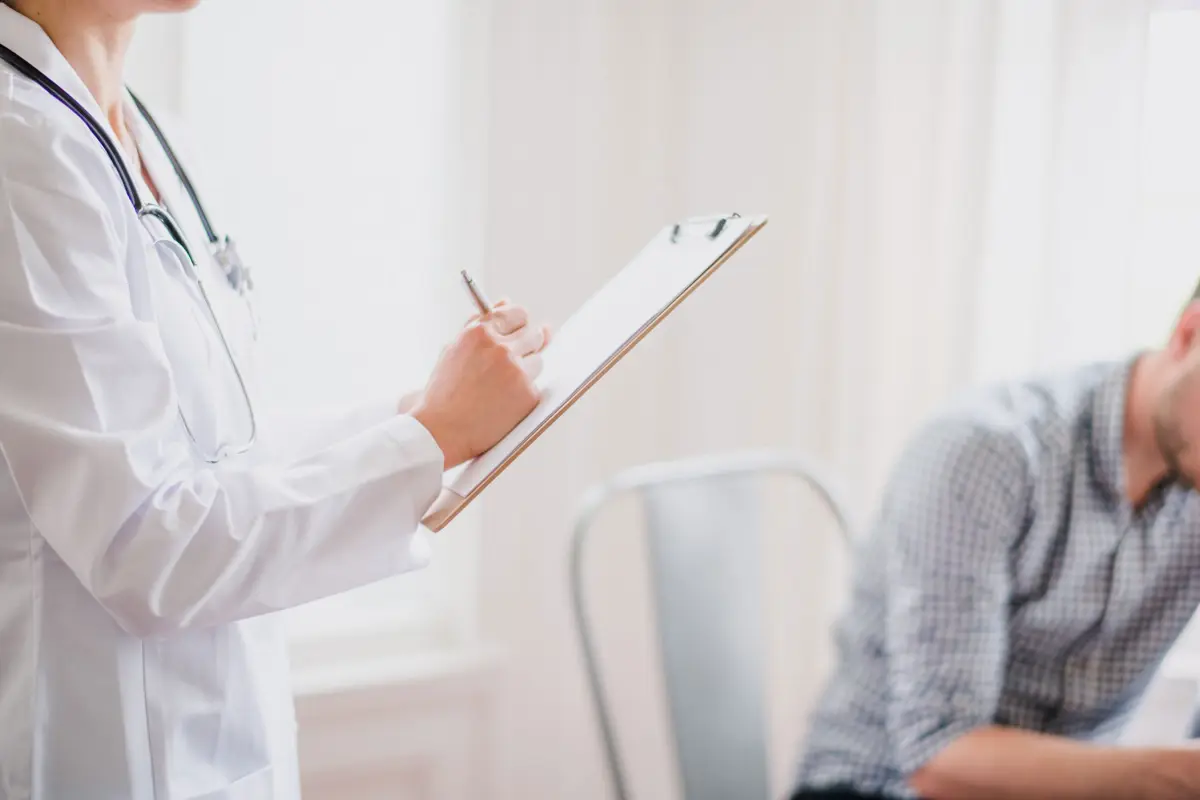 Médecin en consultation avec une patiente
